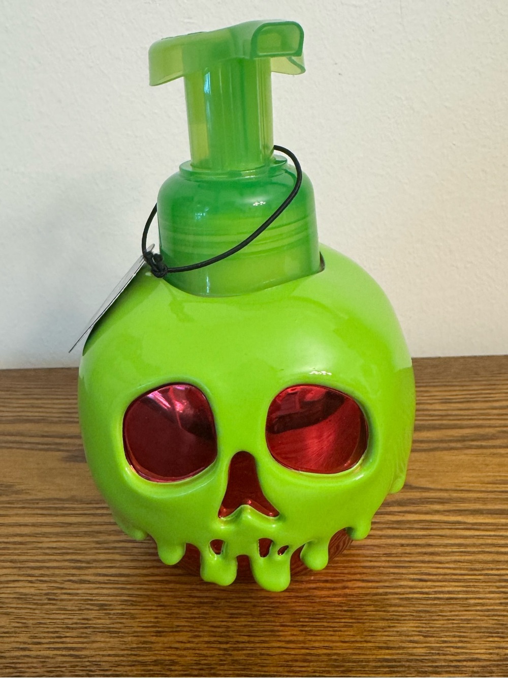 Bath & Body Works Disney Villains Evil Queen Poison Apple Foaming Soap Dispenser